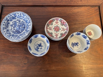 Douze tasses et soucoupes en porcelaine de Chine en bleu, blanc et famille rose, Kangxi/Yongzheng