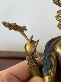 Een Sino-Tibetaanse vergulde bronzen Avalokitesvara, 17/18e eeuw