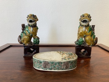 Een paar Chinese sancai wierookstokhouders en een verte biscuit inktsteen, Kangxi of later
