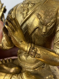 Een Sino-Tibetaanse vergulde bronzen Avalokitesvara, 17/18e eeuw