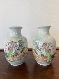 Een paar Chinese famille rose vazen, Qianlong merk, 20e eeuw