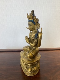 Een Sino-Tibetaanse vergulde bronzen Avalokitesvara, 17/18e eeuw