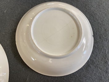 Twee Chinese blauw-witte koppen en schotels met mythologisch decor van Neptunus, Qianlong