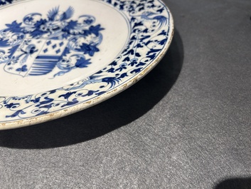 Un plat &agrave; d&eacute;cor armori&eacute; en fa&iuml;ence en bleu et blanc, atelier Verstraeten, Haarlem, ca. 1650-1660