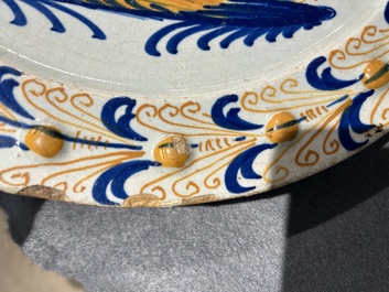 Plat exceptionnel en majolique hollandais polychrome &agrave; d&eacute;cor d'un putto volant au-dessus d'une cl&ocirc;ture, probablement Haarlem, 1&egrave;re moiti&eacute; du 17&egrave;me