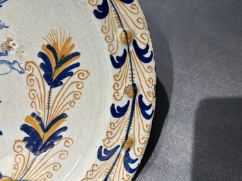 Plat exceptionnel en majolique hollandais polychrome &agrave; d&eacute;cor d'un putto volant au-dessus d'une cl&ocirc;ture, probablement Haarlem, 1&egrave;re moiti&eacute; du 17&egrave;me