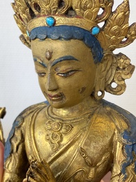 Een Sino-Tibetaanse vergulde bronzen Avalokitesvara, 17/18e eeuw