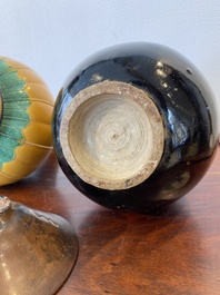 Un vase de type Jizhou, un bol Jian et un vase &agrave; fond jaune, Chine, Song et post&eacute;rieur