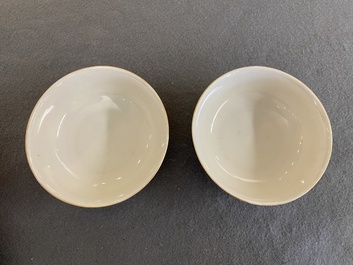 Paire de bols en porcelaine de Chine famille rose &agrave; d&eacute;cor de sauterelles sur fond caf&eacute; au lait, marque et &eacute;poque de Daoguang