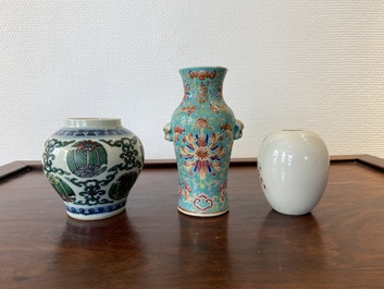 Drie kleine Chinese doucai en famille rose vazen, 19/20e eeuw