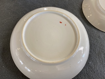 Twee Chinese blauw-witte koppen en schotels met mythologisch decor van Neptunus, Qianlong