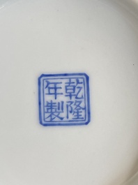 Een paar Chinese famille rose vazen, Qianlong merk, 20e eeuw