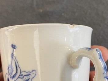 Twee Chinese blauw-witte koppen en schotels met mythologisch decor van Neptunus, Qianlong