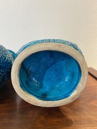 Een paar Chinese turquoise-geglazuurde 'lotus' vazen, 19e eeuw