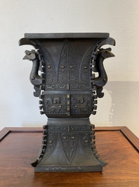 Een Chinese archa&iuml;stische deels vergulde bronzen 'fangzun' vaas met inscriptie, 19e eeuw