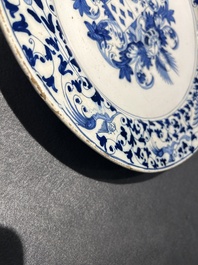 Un plat &agrave; d&eacute;cor armori&eacute; en fa&iuml;ence en bleu et blanc, atelier Verstraeten, Haarlem, ca. 1650-1660