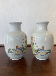 Een paar Chinese famille rose vazen, Qianlong merk, 20e eeuw