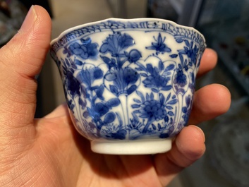 Douze tasses et soucoupes en porcelaine de Chine en bleu, blanc et famille rose, Kangxi/Yongzheng
