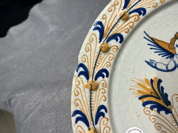 Plat exceptionnel en majolique hollandais polychrome &agrave; d&eacute;cor d'un putto volant au-dessus d'une cl&ocirc;ture, probablement Haarlem, 1&egrave;re moiti&eacute; du 17&egrave;me