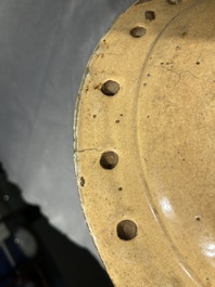 Plat exceptionnel en majolique hollandais polychrome &agrave; d&eacute;cor d'un putto volant au-dessus d'une cl&ocirc;ture, probablement Haarlem, 1&egrave;re moiti&eacute; du 17&egrave;me