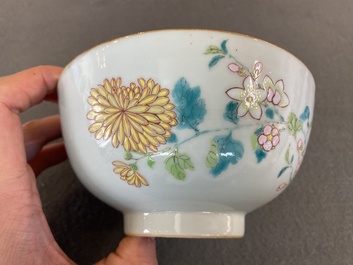 Een Chinese famille rose kom met floraal decor, Yongzheng