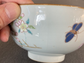 Een Chinese famille rose kom met floraal decor, Yongzheng
