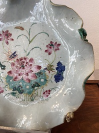 Grand plat en forme de lotus en porcelaine de Chine famille rose &agrave; d&eacute;cor appliqu&eacute;, Yongzheng/Qianlong