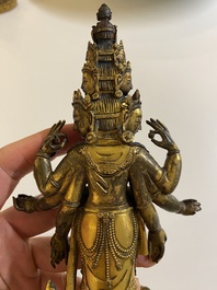 Een Sino-Tibetaanse vergulde bronzen Avalokitesvara met sporen van polychromie, 18/19e eeuw