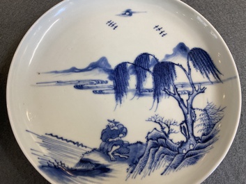 Twee Chinese blauw-witte 'Bleu de Hue' borden voor de Vietnamese markt, Ngoan Ngoc merk en zegelmerk, 19e eeuw