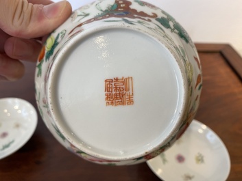 Een paar Chinese famille rose dekselkommen met vlinders, Jiaqing merk, 19e eeuw
