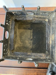 Een Chinese vierkante bronzen 'pagode' wierookbrander met inscripties, 17/18e eeuw