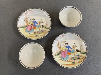 Een paar Chinese famille rose koppen en schotels met Europees decor, Qianlong