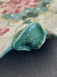 Grand plat en forme de lotus en porcelaine de Chine famille rose &agrave; d&eacute;cor appliqu&eacute;, Yongzheng/Qianlong