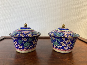 Een paar Chinese dekselkommen in Canton email, Qianlong