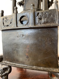 Een Chinese vierkante bronzen 'pagode' wierookbrander met inscripties, 17/18e eeuw