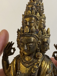 Een Sino-Tibetaanse vergulde bronzen Avalokitesvara met sporen van polychromie, 18/19e eeuw