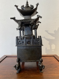 Een Chinese vierkante bronzen 'pagode' wierookbrander met inscripties, 17/18e eeuw