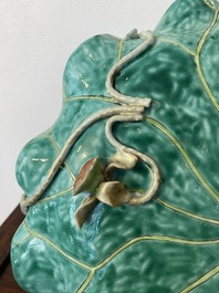 Grand plat en forme de lotus en porcelaine de Chine famille rose &agrave; d&eacute;cor appliqu&eacute;, Yongzheng/Qianlong
