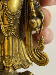 Een Sino-Tibetaanse vergulde bronzen Avalokitesvara met sporen van polychromie, 18/19e eeuw