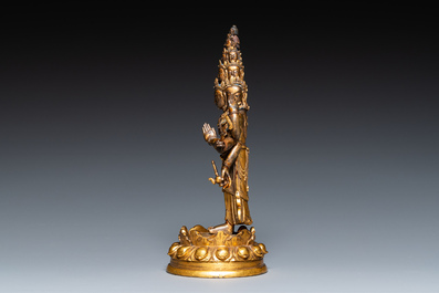 Een Sino-Tibetaanse vergulde bronzen Avalokitesvara met sporen van polychromie, 18/19e eeuw