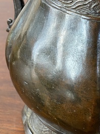 Twee Japanse bronzen vazen, Edo/Meiji, 17/19e eeuw