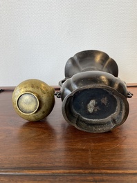 Twee Japanse bronzen vazen, Edo/Meiji, 17/19e eeuw