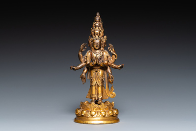 Een Sino-Tibetaanse vergulde bronzen Avalokitesvara met sporen van polychromie, 18/19e eeuw