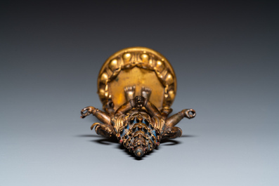 Een Sino-Tibetaanse vergulde bronzen Avalokitesvara met sporen van polychromie, 18/19e eeuw