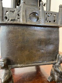 Een Chinese vierkante bronzen 'pagode' wierookbrander met inscripties, 17/18e eeuw