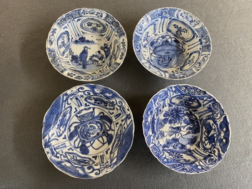 Vier Chinese blauw-witte kraakporseleinen klapmutskommen, Wanli