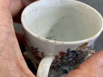 Een paar Chinese famille rose koppen en schotels met reli&euml;fdecor, Yongzheng