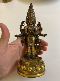 Een Sino-Tibetaanse vergulde bronzen Avalokitesvara met sporen van polychromie, 18/19e eeuw