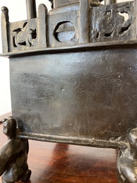 Een Chinese vierkante bronzen 'pagode' wierookbrander met inscripties, 17/18e eeuw