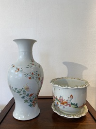Een Chinese famille rose vaas en een jardini&egrave;re op onderschotel, Hongxian en Qianlong merk, Republiek